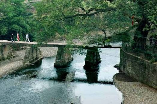 [����]��ɽ�����еİ������