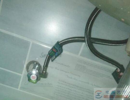 ����ˮ��ͷֻ��һ�߳�ˮ��ʲôԭ��